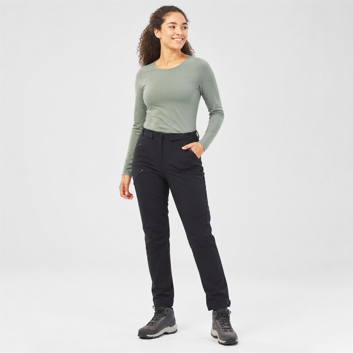 Pantalon de randonnée femme porté en silhouette complète