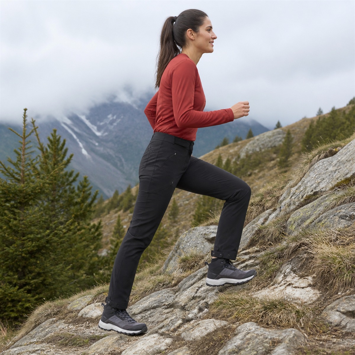 Pantalon bi-extensible porté de profil en montagne