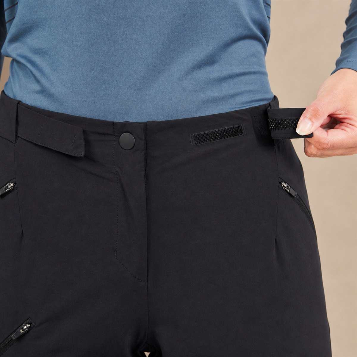 Détail de la ceinture intégrée et de la taille élastiquée