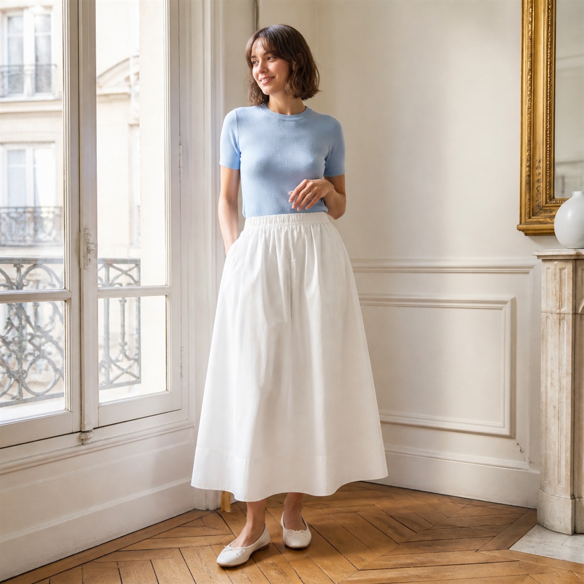 Jupe longue blanche portée dans un intérieur lumineux
