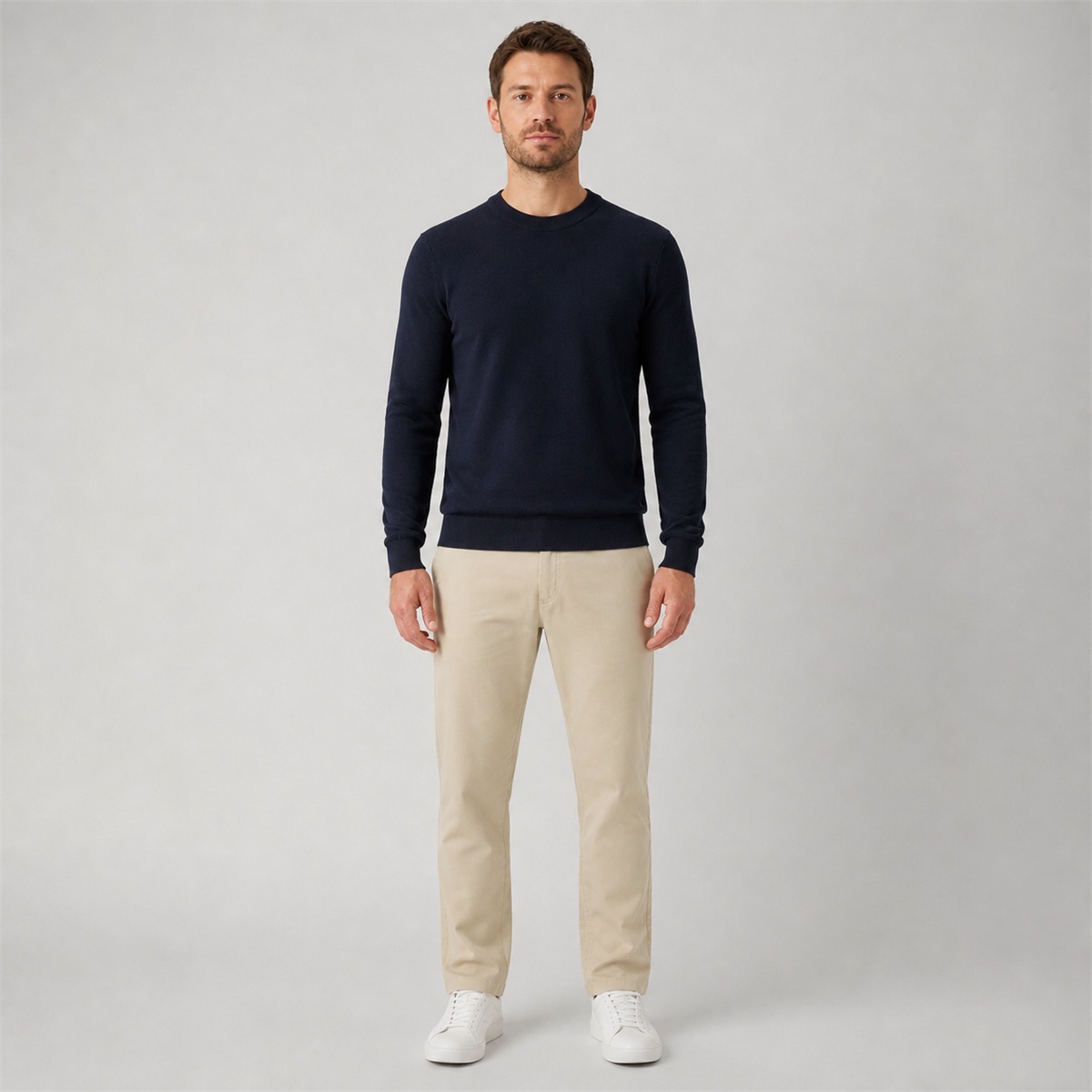 Chino beige straight porté de face