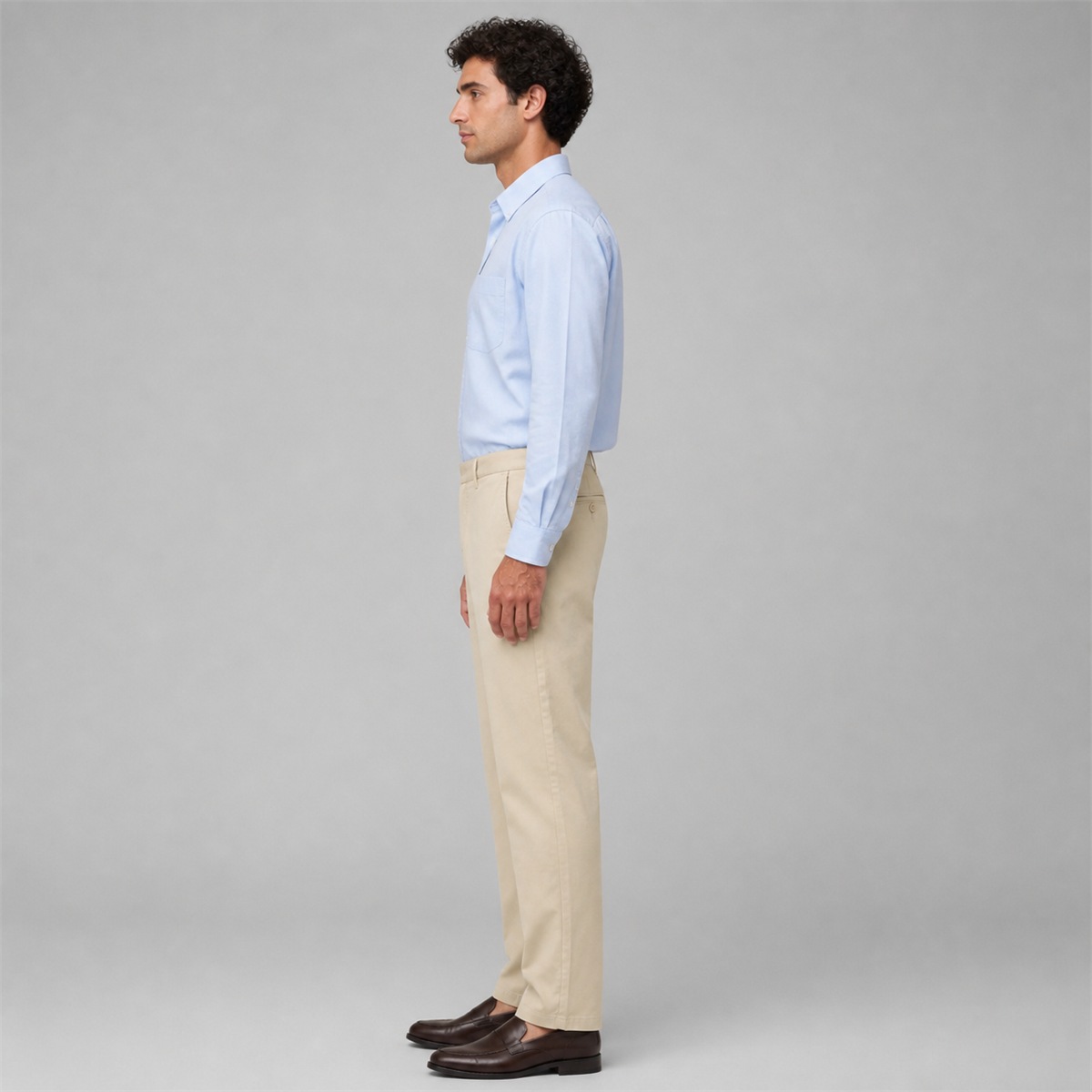 Chino beige porté de trois quarts