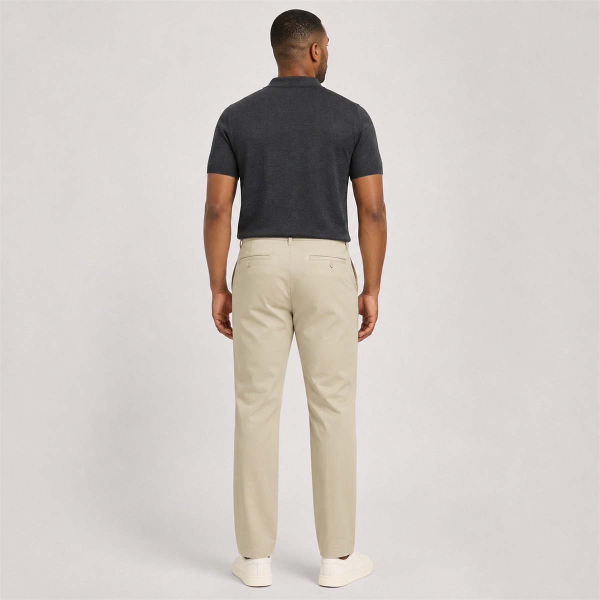 Chino beige porté de profil