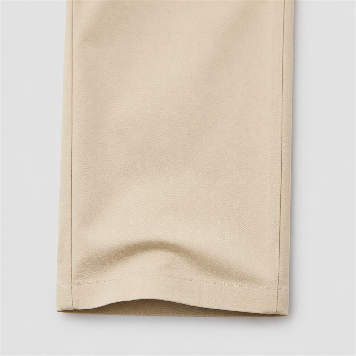 Détail du tissu en coton stretch et de l'ourlet