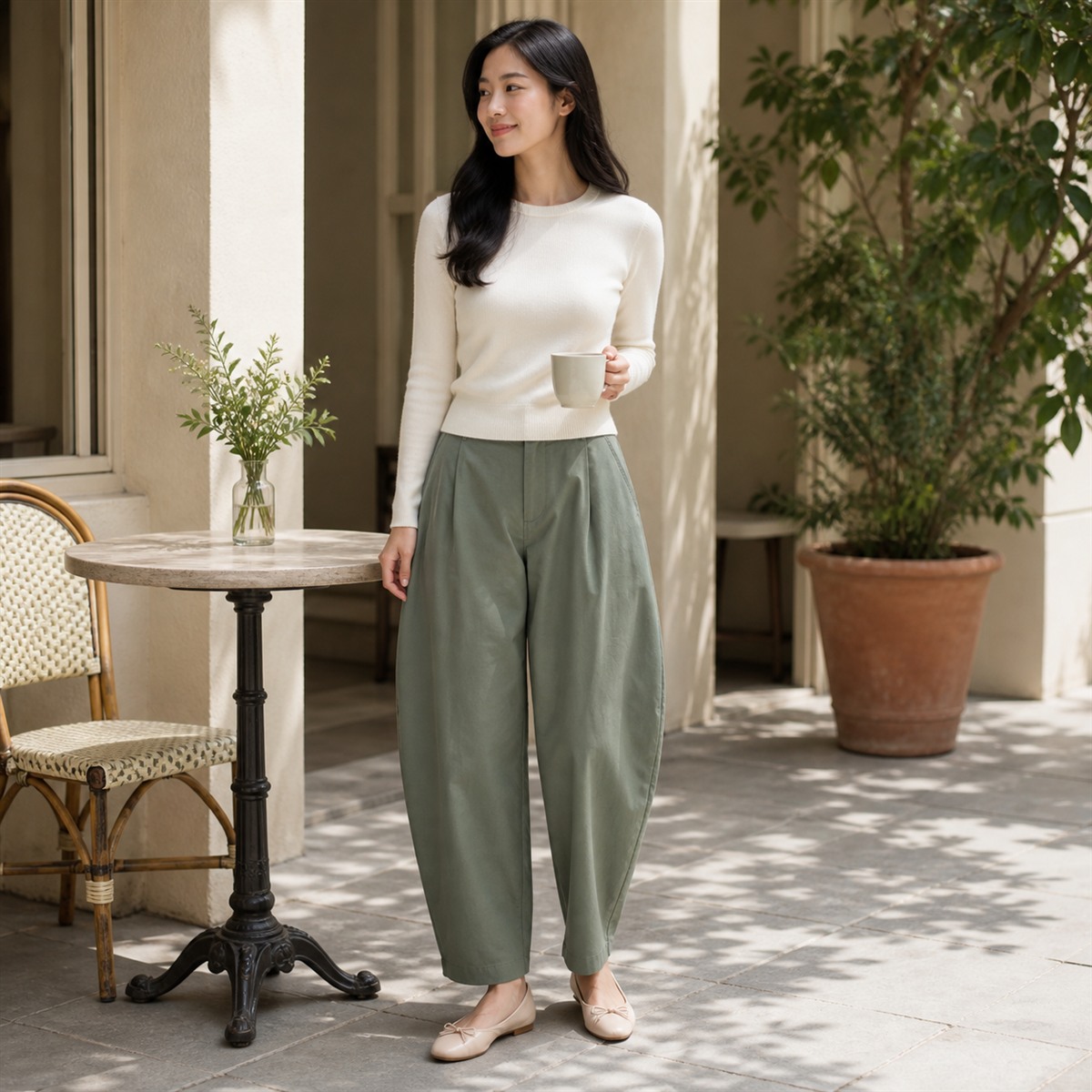 Pantalon Barrel vert olive porté dans un café lumineux