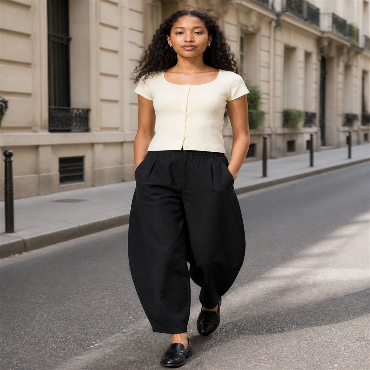 Pantalon Barrel noir porté dans un quartier urbain