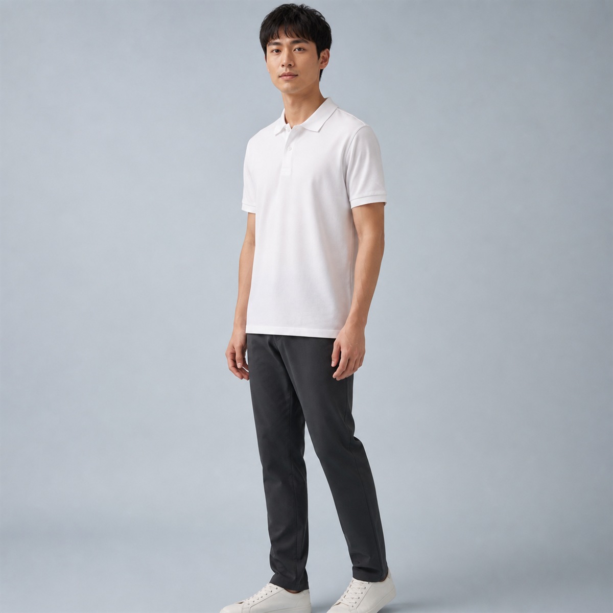 Polo blanc regular porté de trois quarts