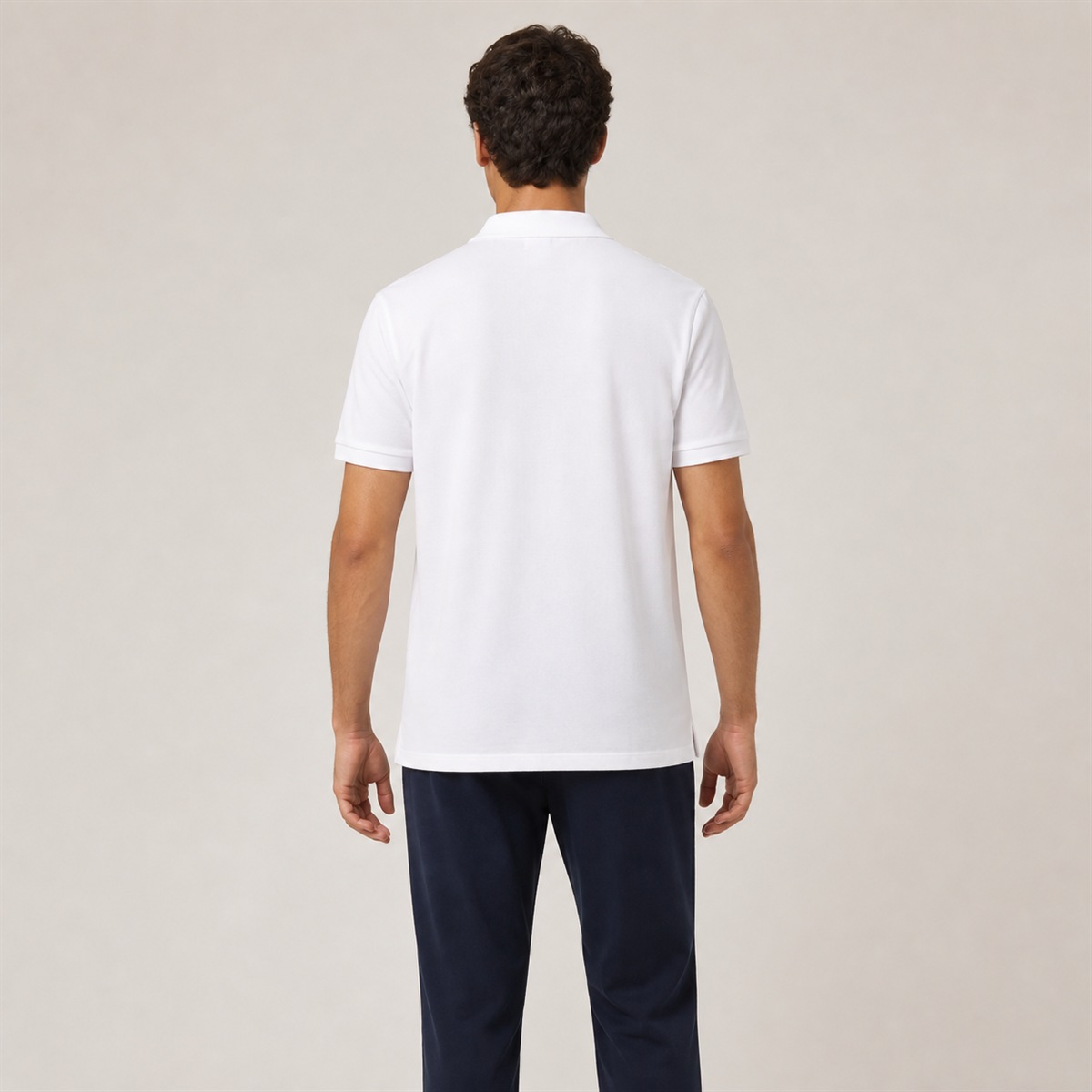 Polo blanc regular porté de profil