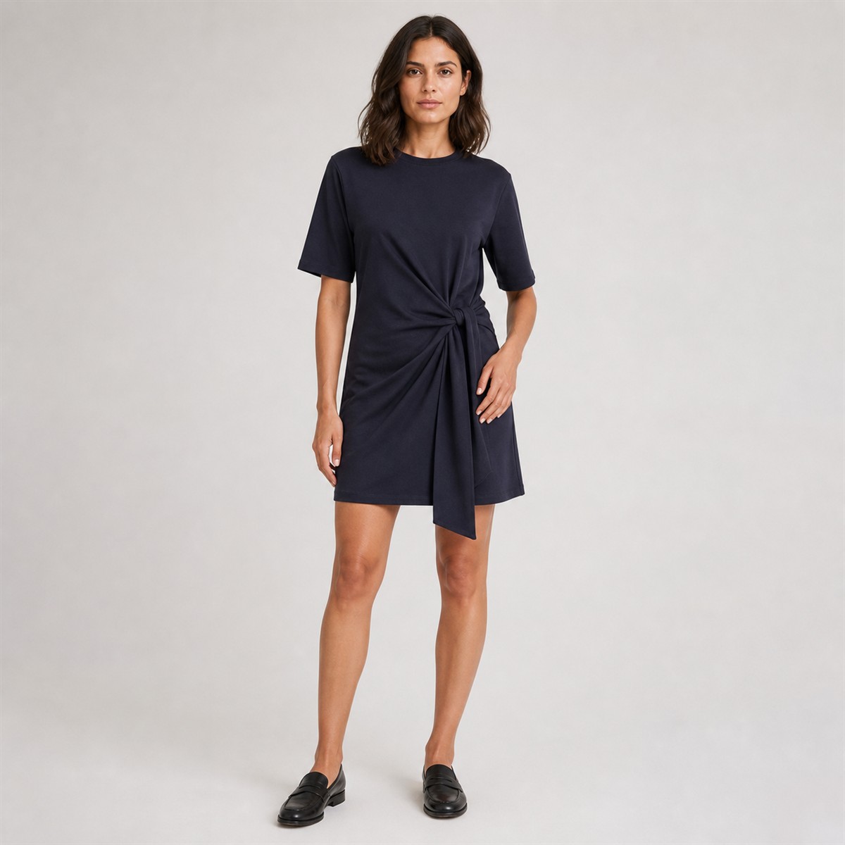 Robe bleu marine portée de face