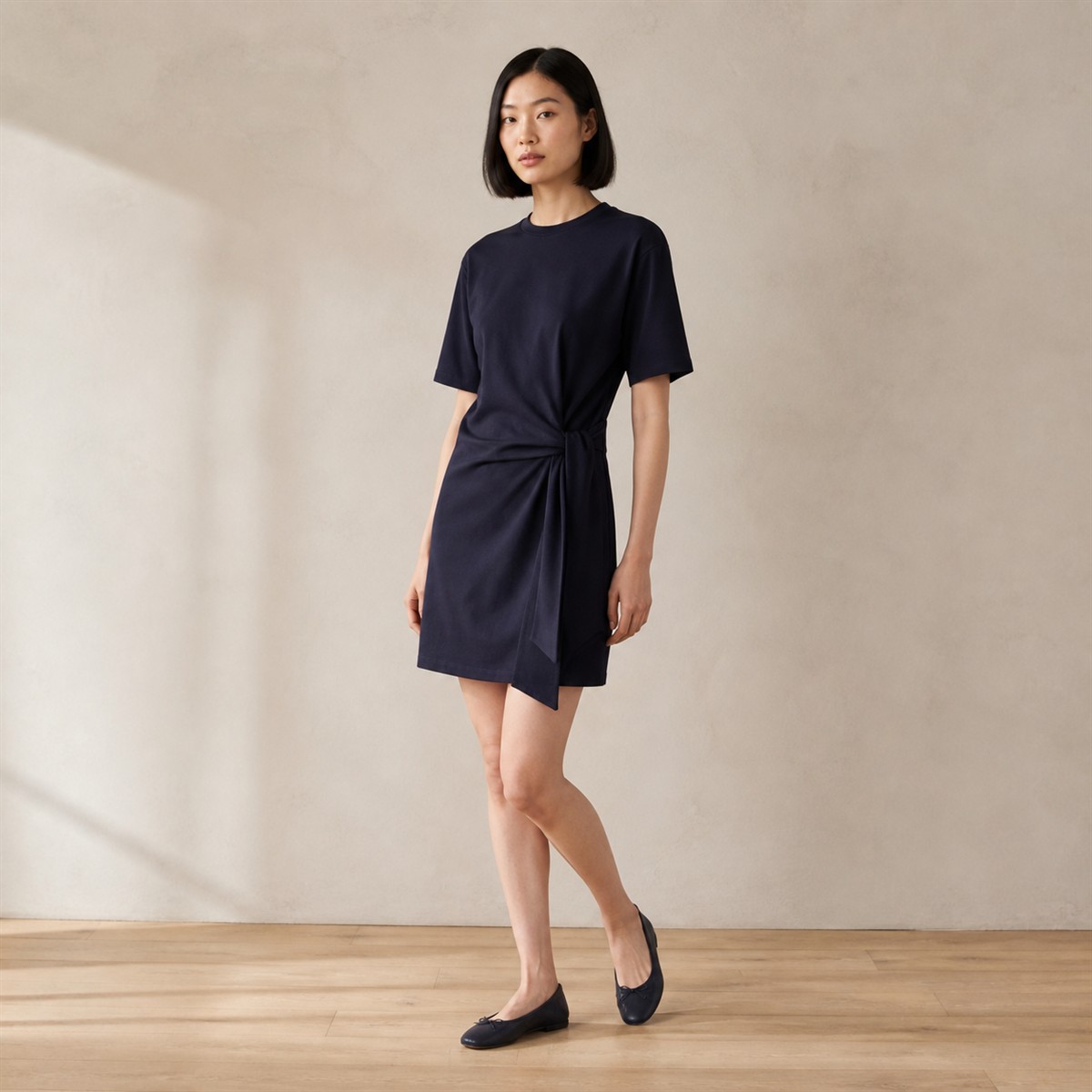 Robe bleu marine portée de trois quarts
