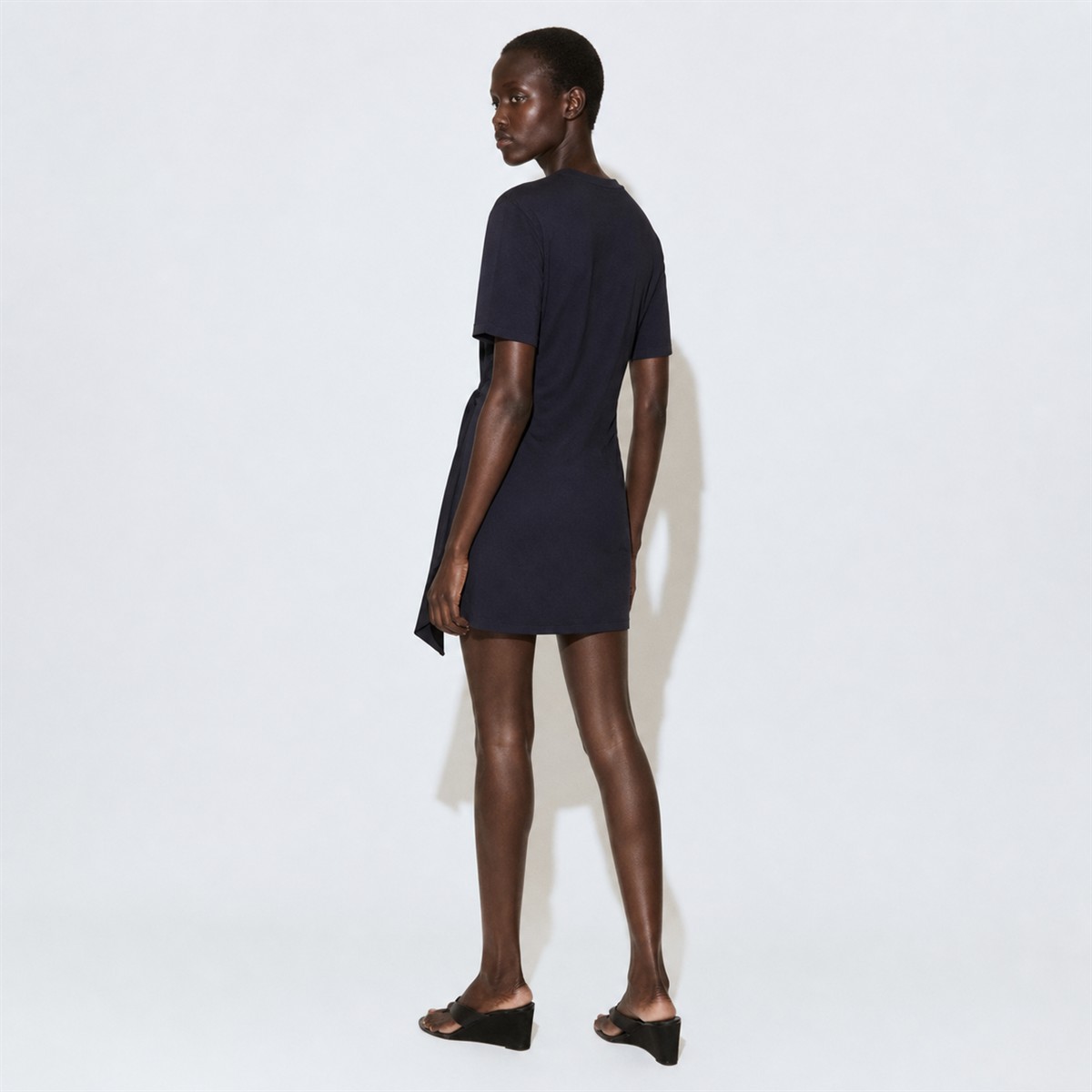 Robe bleu marine portée de profil