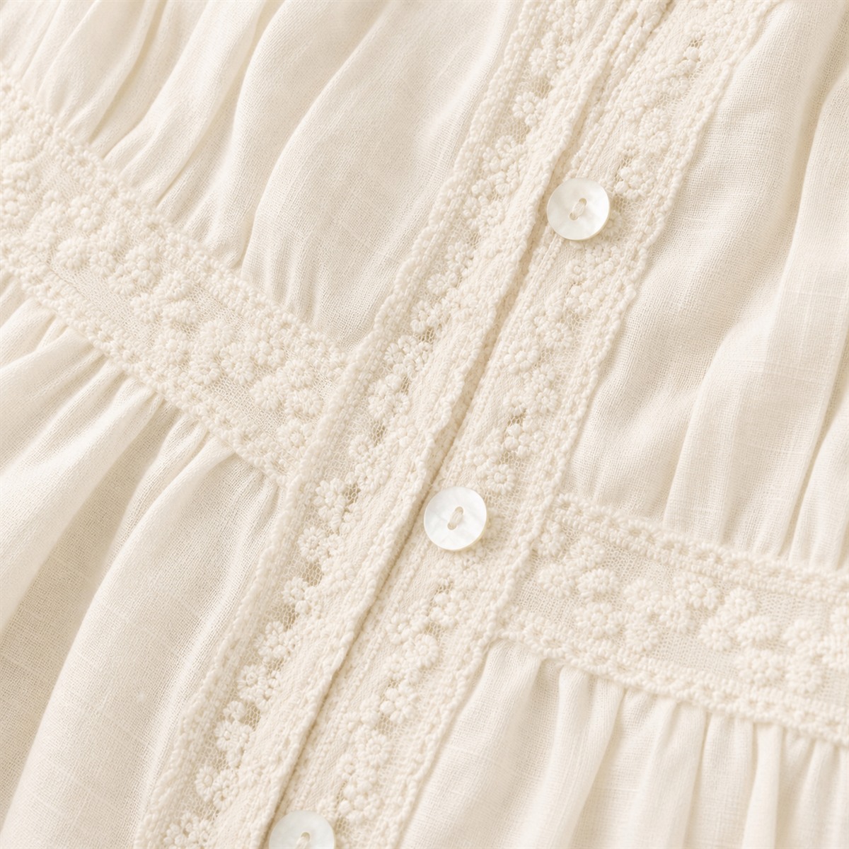 Détail des boutons et de la dentelle devant