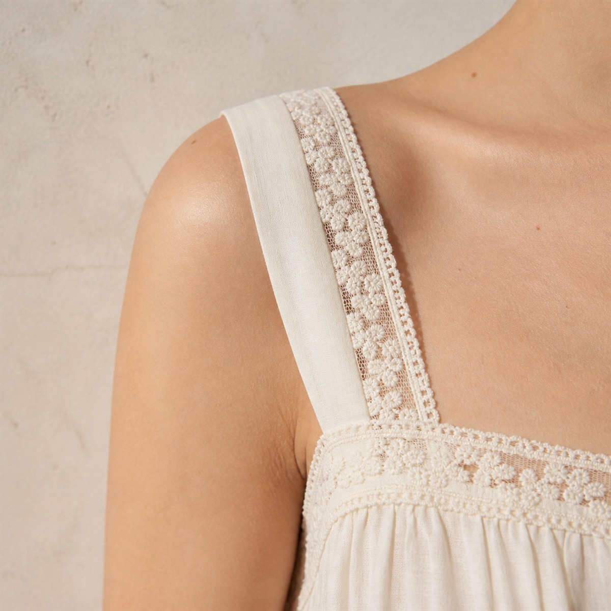 Détail des bretelles et du tissu en coton