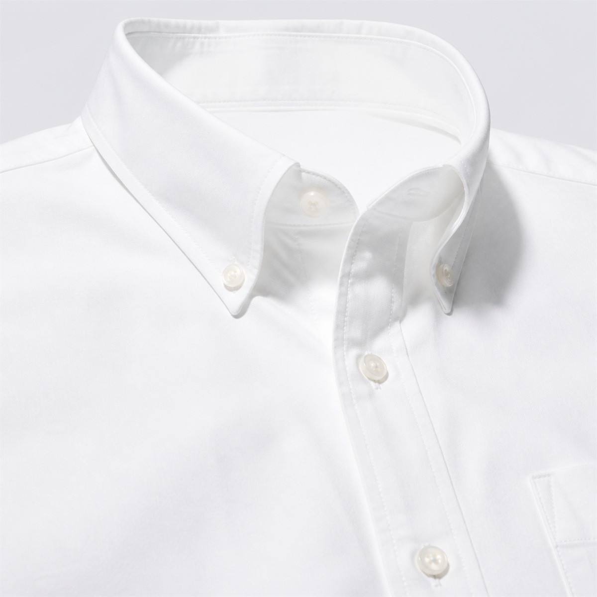 Détail du col boutonné et des boutons arrondis