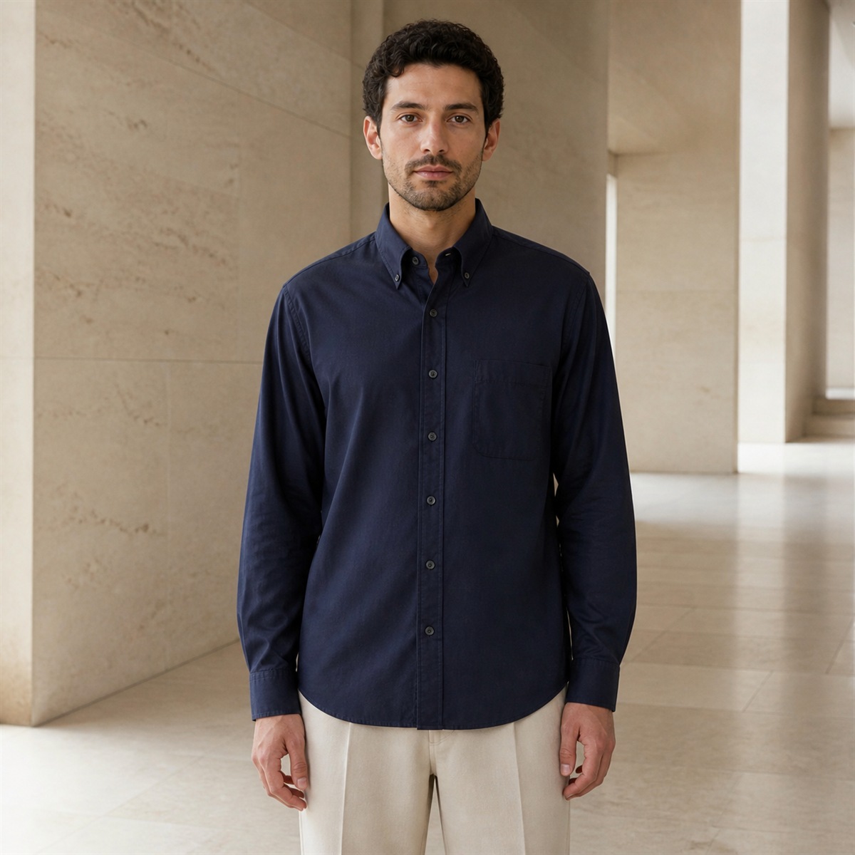 Chemise bleu marine portée de face