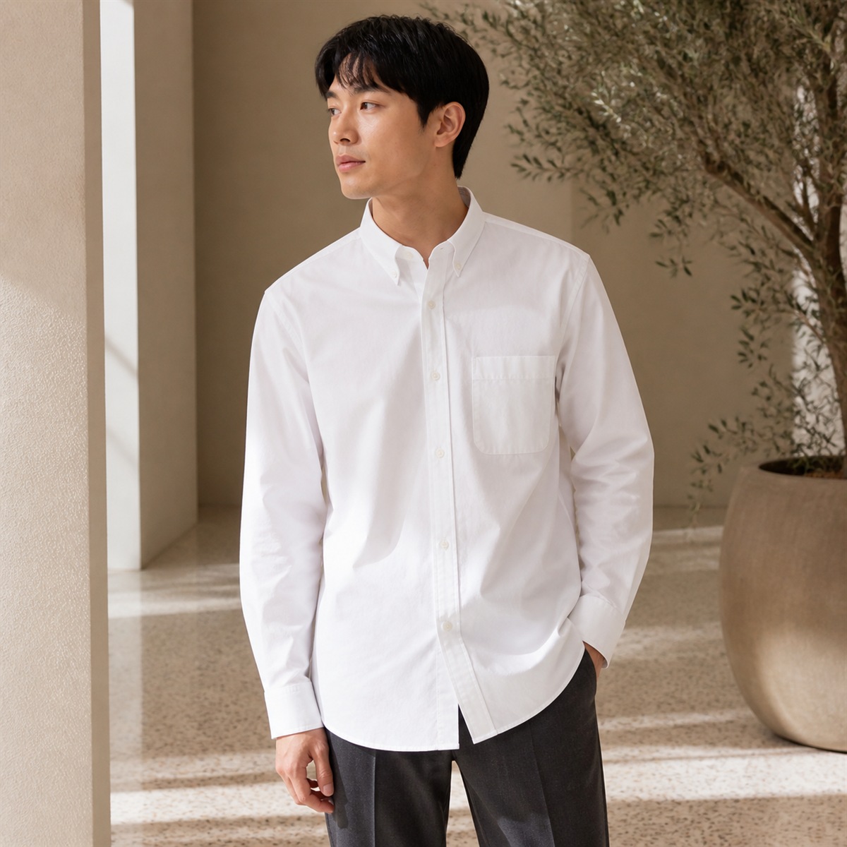 Chemise blanche portée de trois quarts
