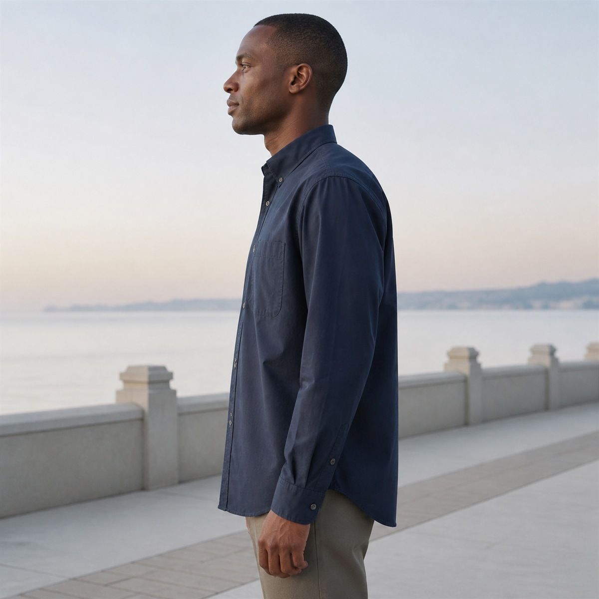 Chemise bleu marine portée de profil