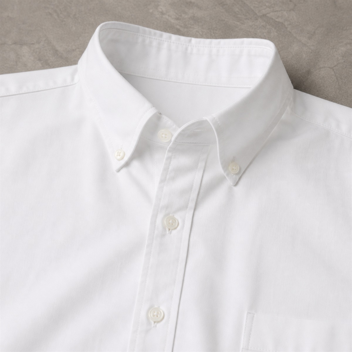 Détail du col boutonné et de la patte de boutonnage
