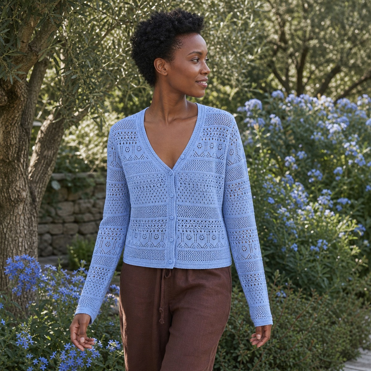 Cardigan bleu porté dans un jardin urbain