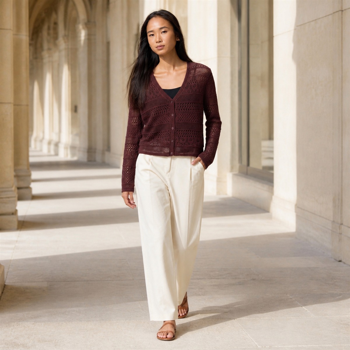 Tenue estivale avec cardigan marron foncé et pantalon clair