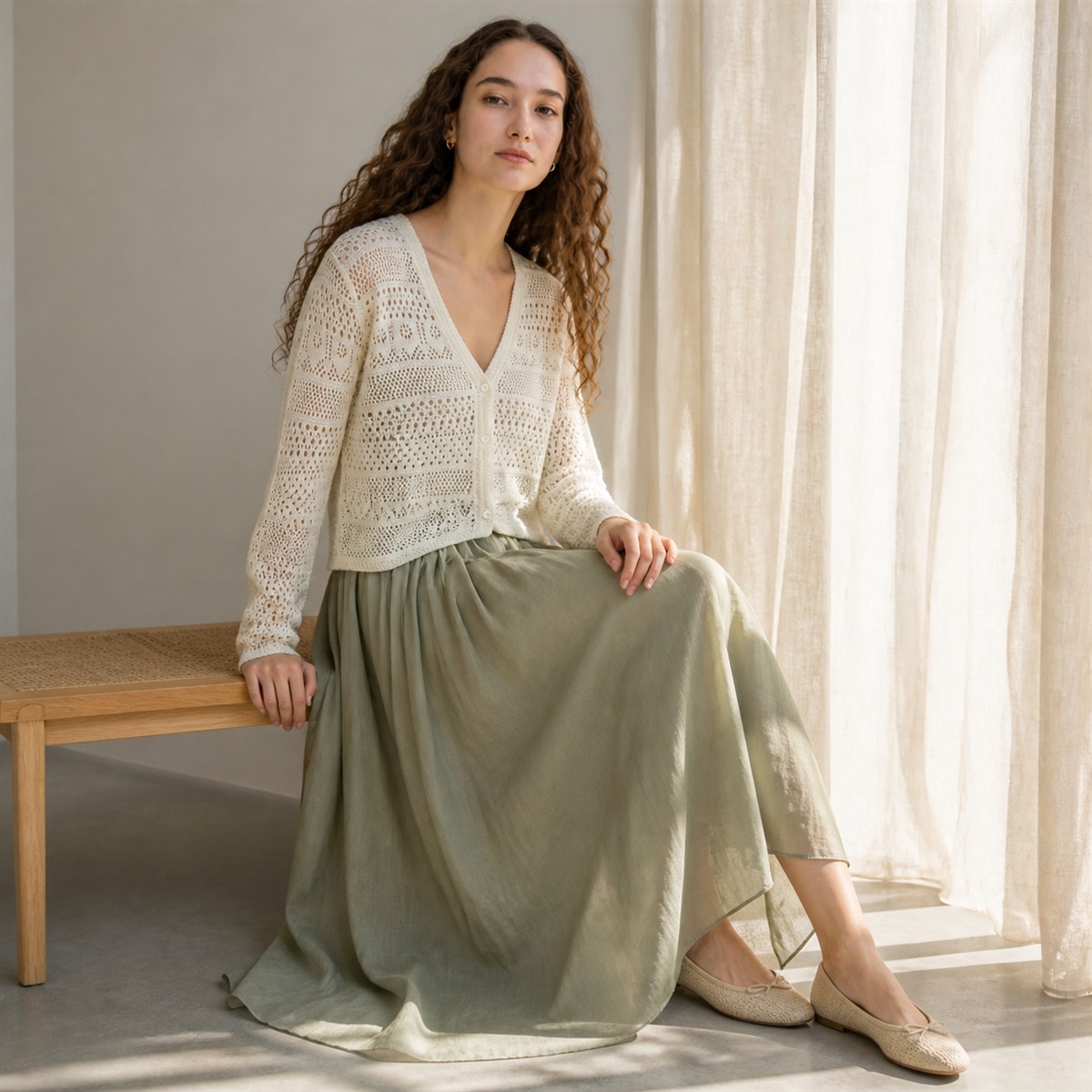 Tenue féminine avec cardigan blanc cassé et jupe fluide