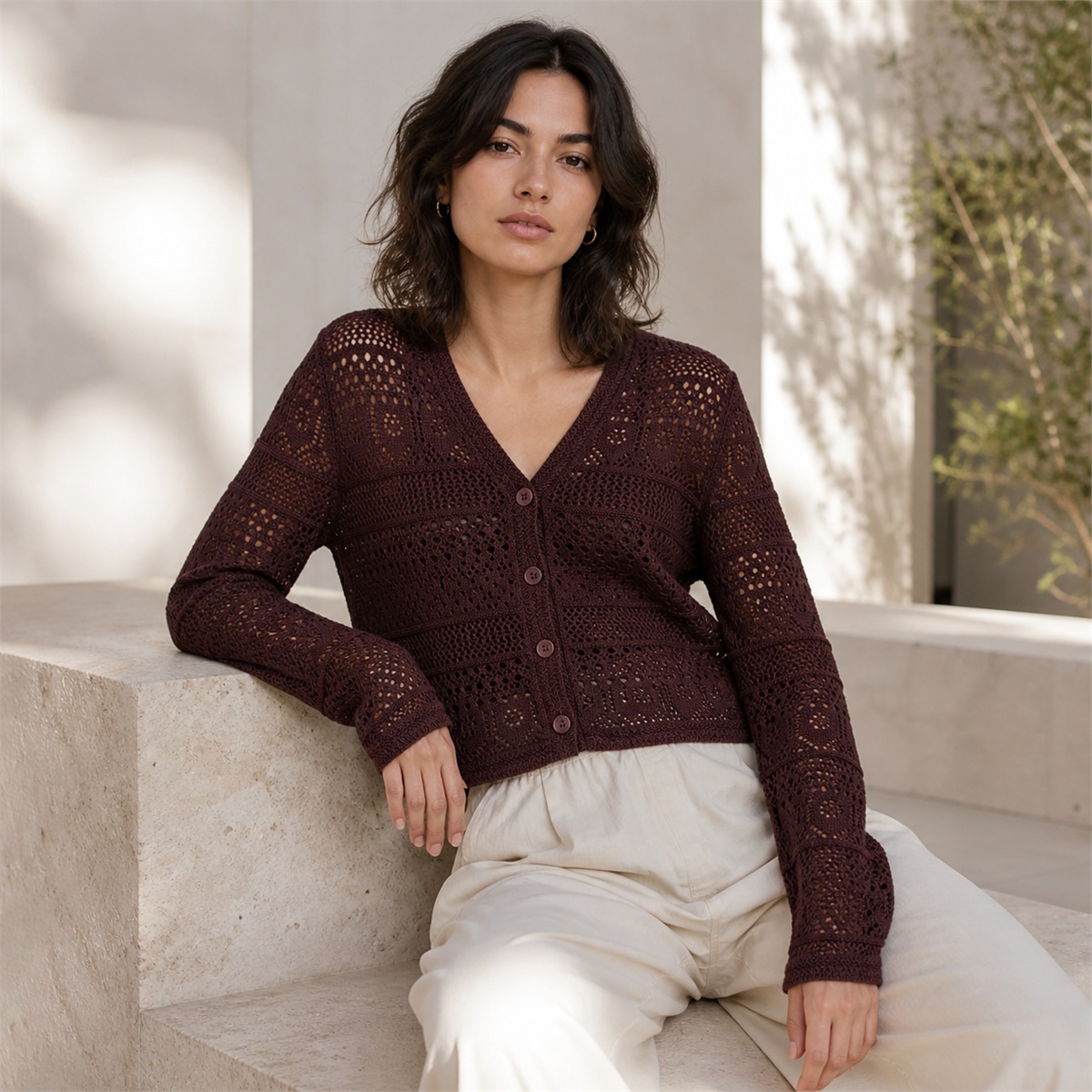 Cardigan marron foncé porté de profil