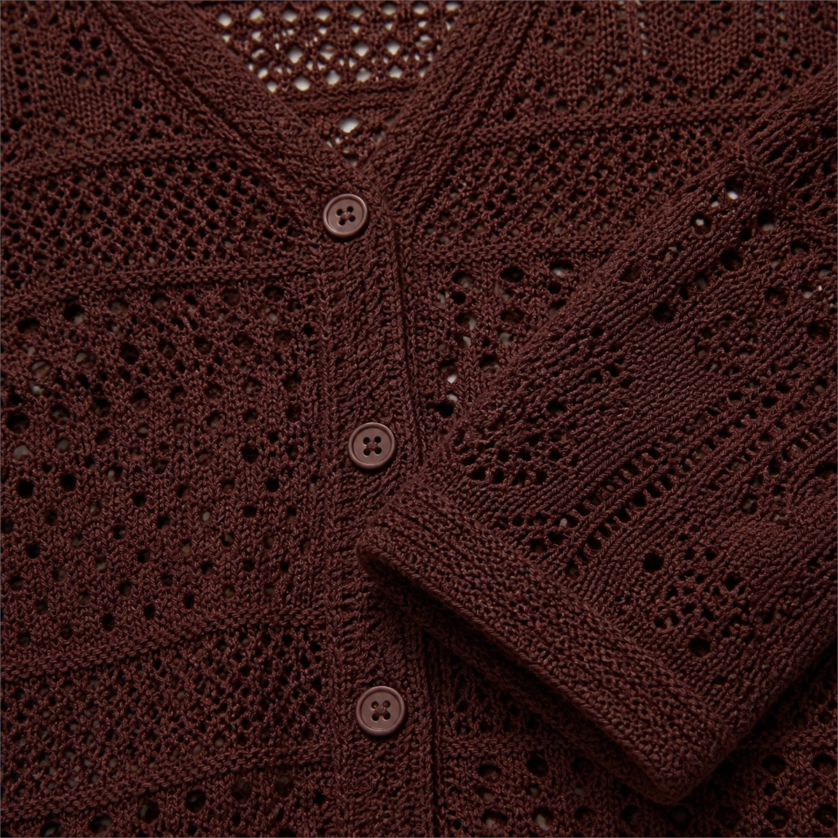Détail du col V, des boutons et du motif crochet