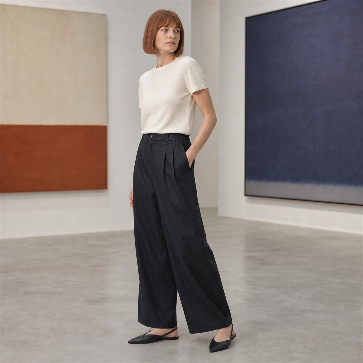 Pantalon noir porté dans une galerie contemporaine