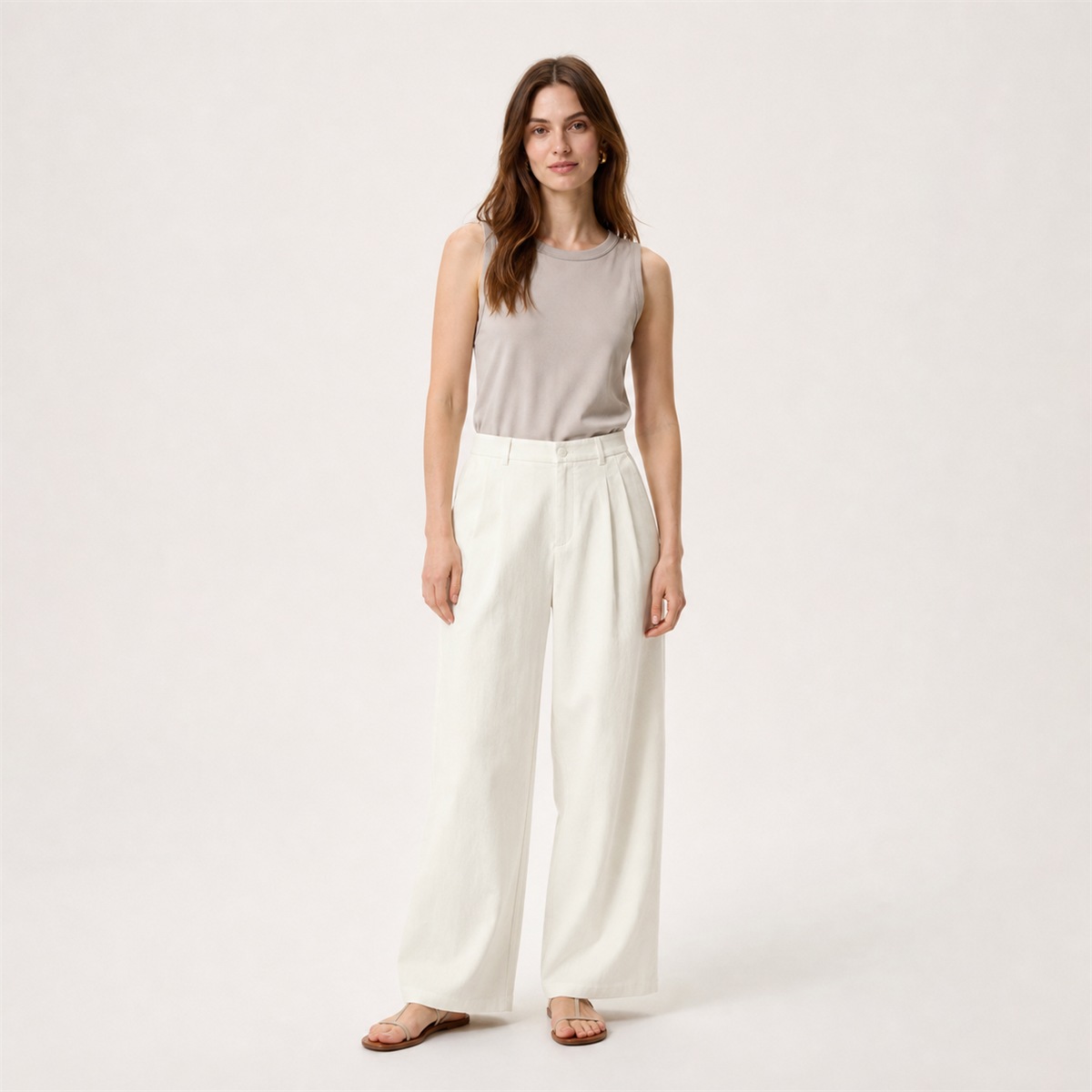 Pantalon blanc cassé porté de face