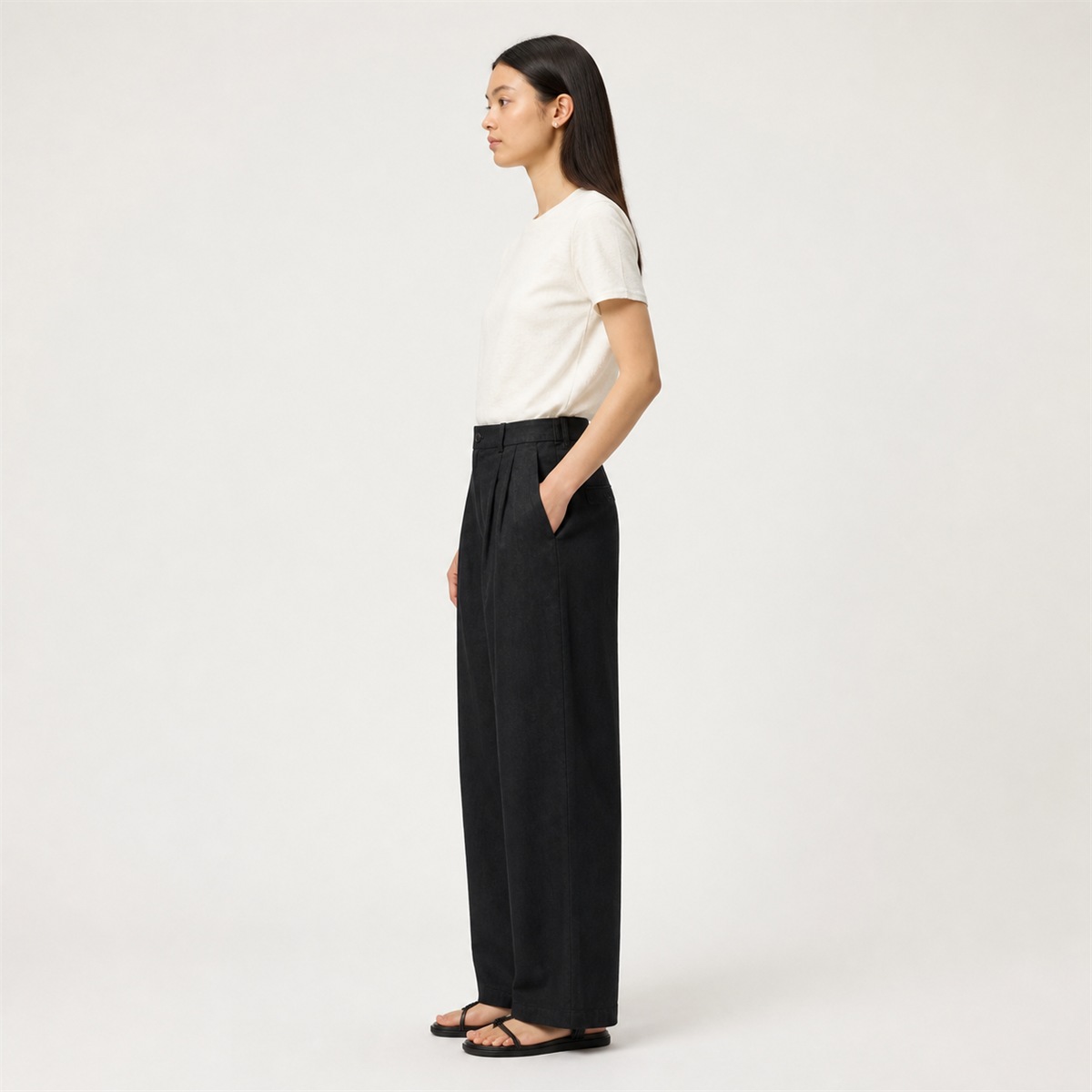 Pantalon noir porté de trois quarts