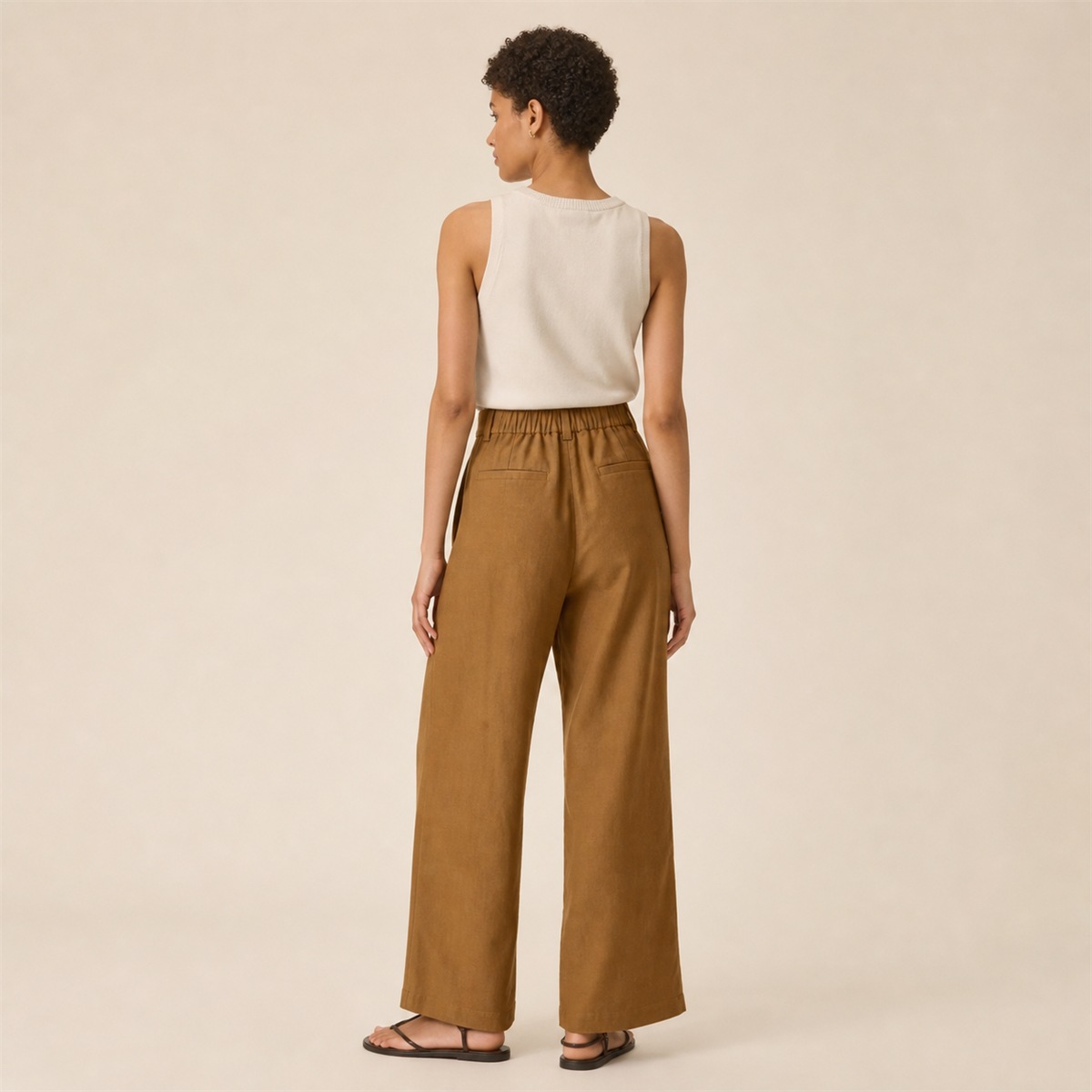 Pantalon marron porté de profil