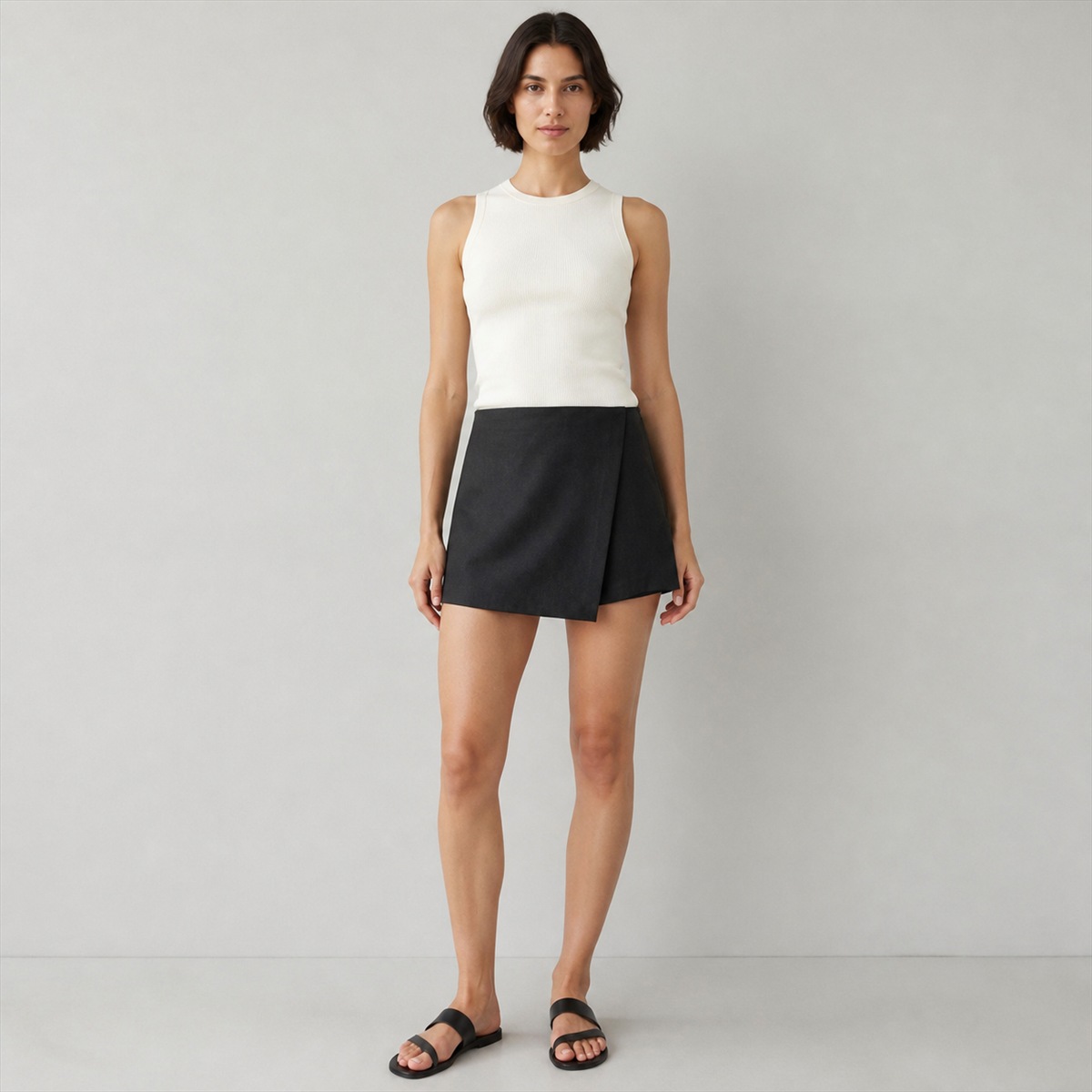 Jupe-culotte grise portée de face