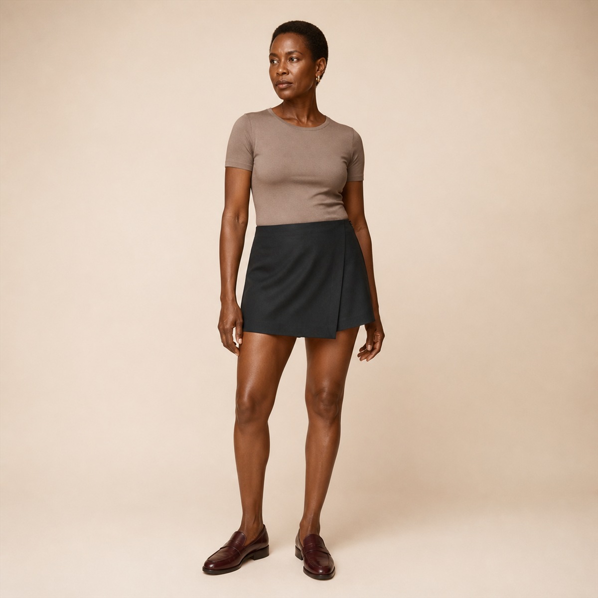 Jupe-culotte grise portée de trois quarts