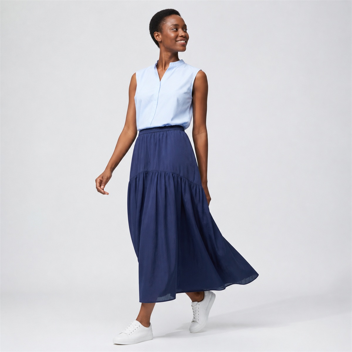 Jupe longue froncée bleu marine — portée en mouvement