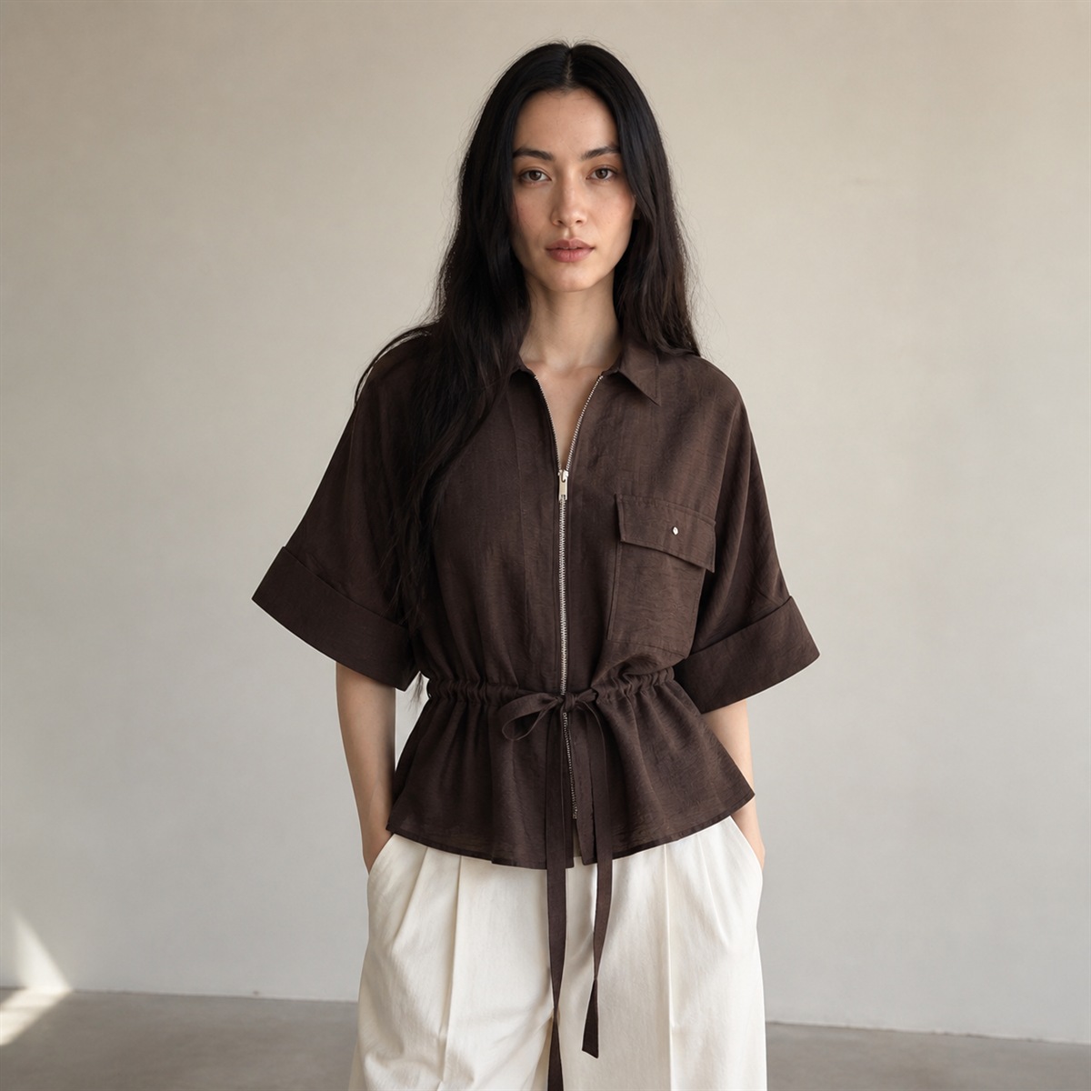 Blouse marron portée de face
