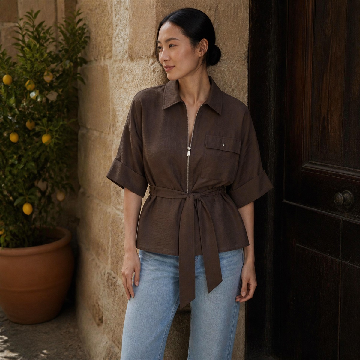 Blouse marron portée dans une rue méditerranéenne