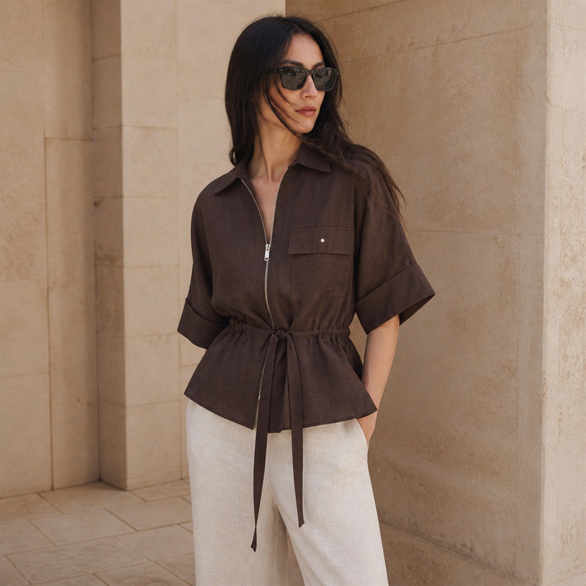Blouse marron portée de trois quarts