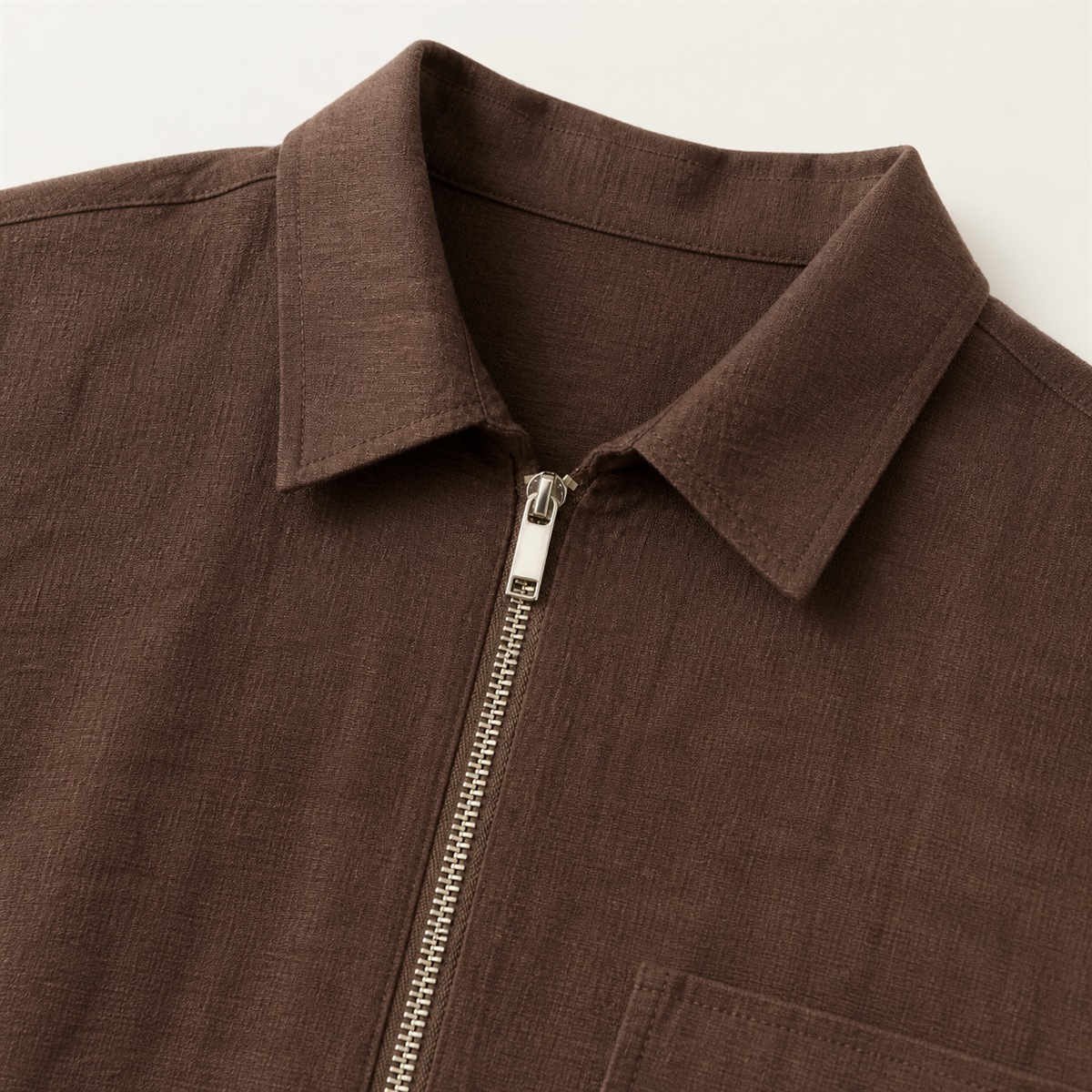 Détail du col chemise et de la fermeture zippée