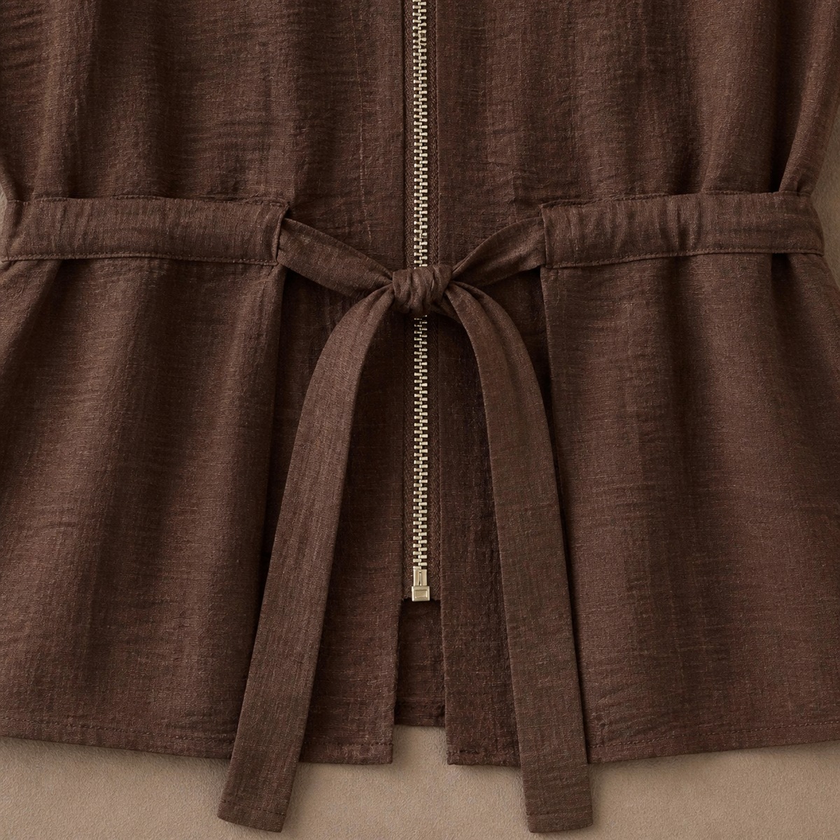Détail de la fermeture zippée et de la ceinture