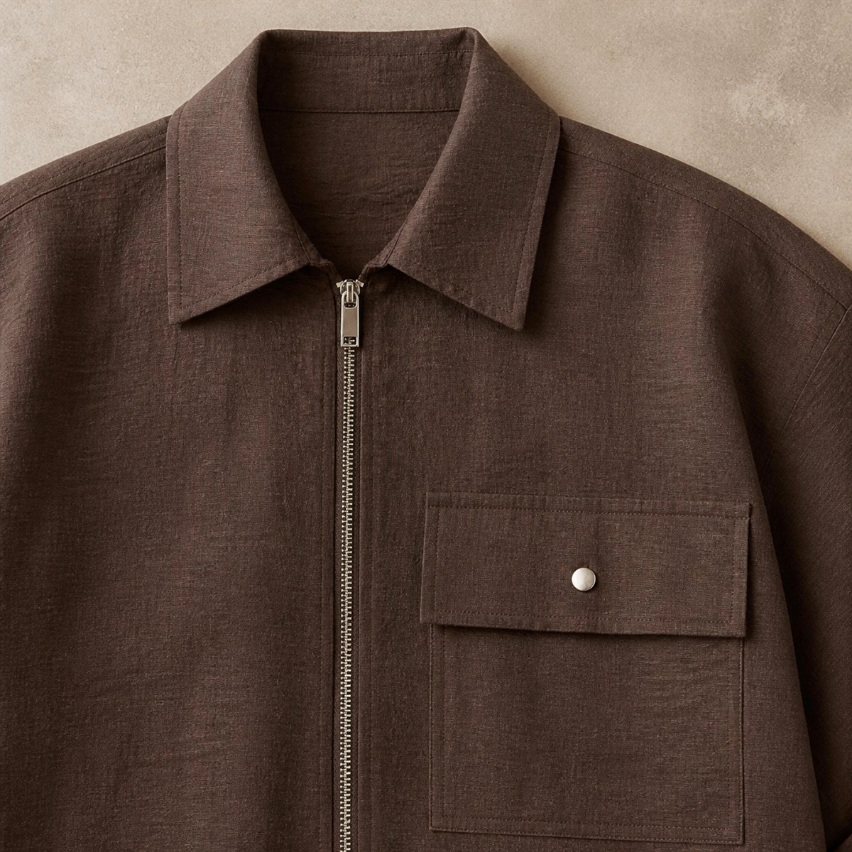 Détail du col chemise et de la poche plaquée