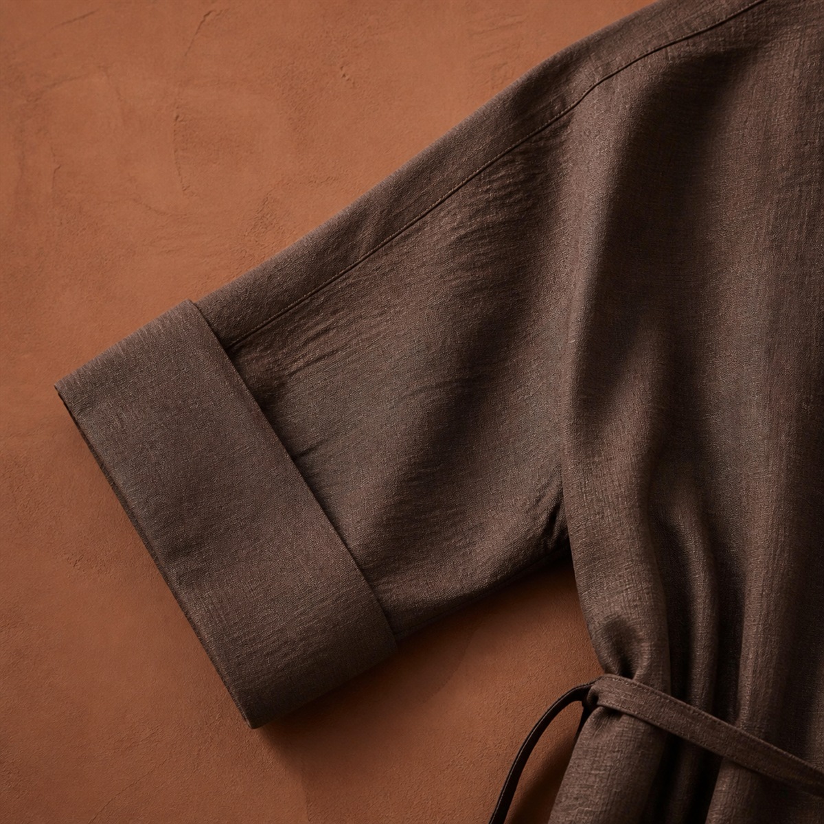 Détail du tissu en lin mélangé et des manches trois-quarts