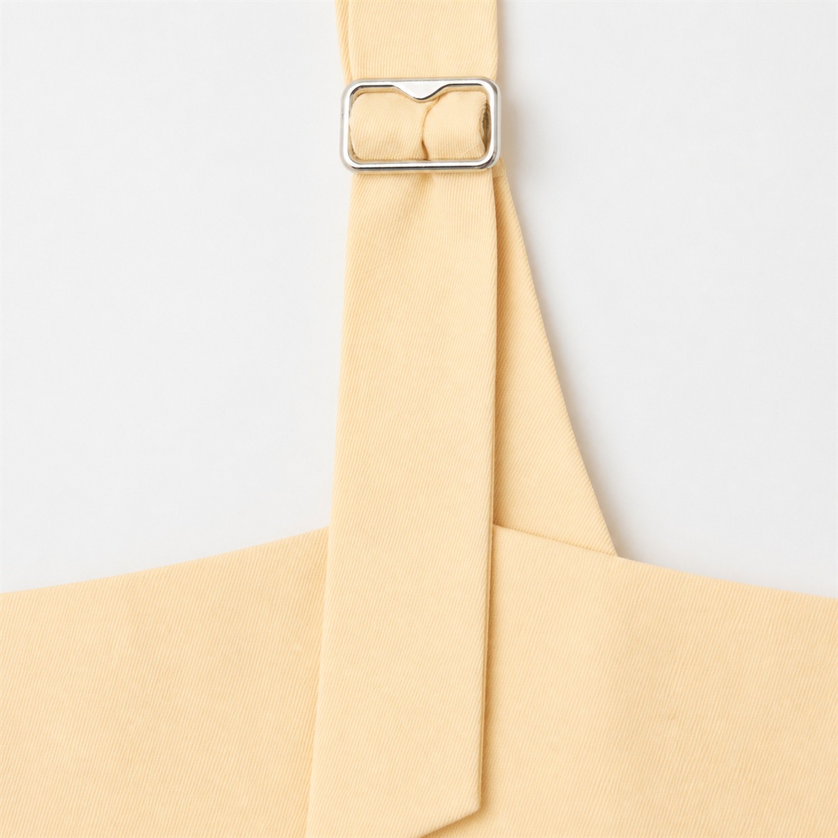Détail du tissu en lin mélangé et des poches passepoilées