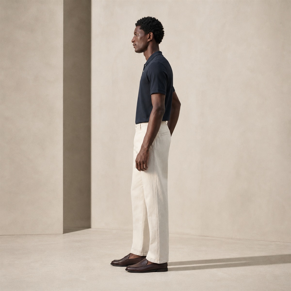 Pantalon écru porté de trois quarts