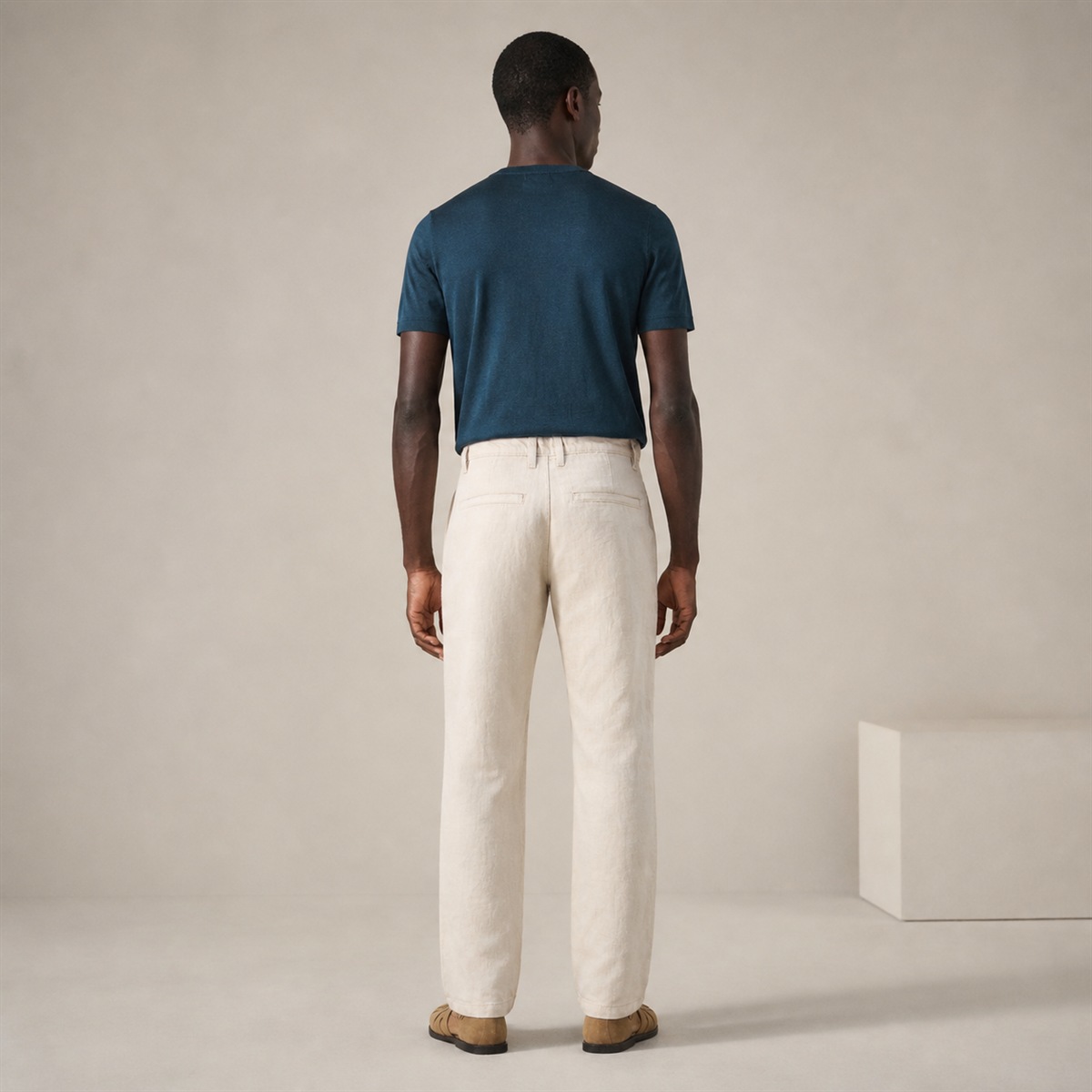 Pantalon écru porté de dos