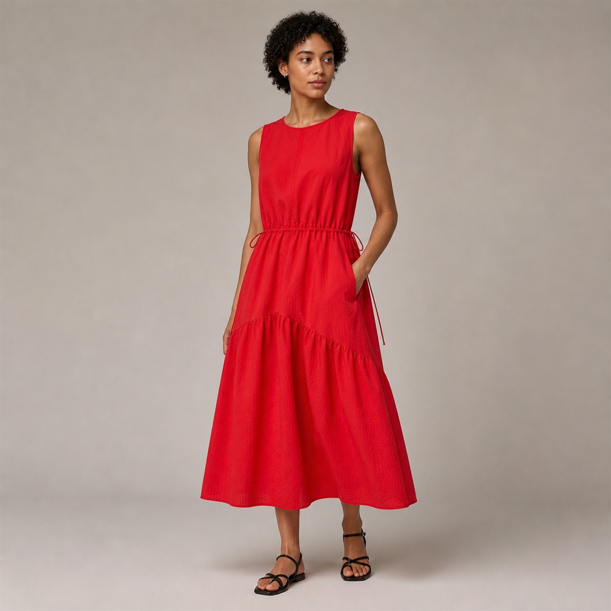 Robe rouge longue à volants portée de trois quarts