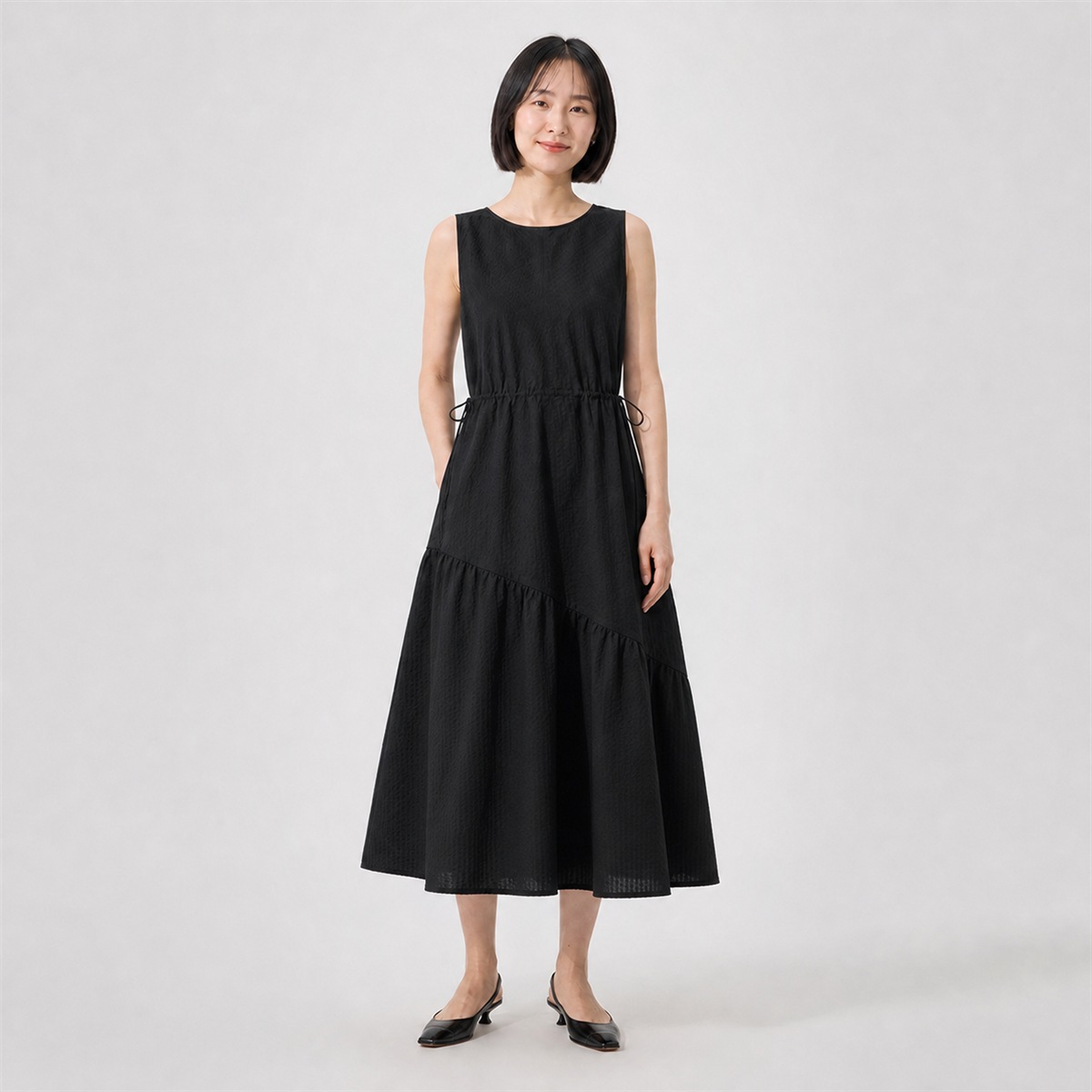 Robe noire longue à volants portée de face