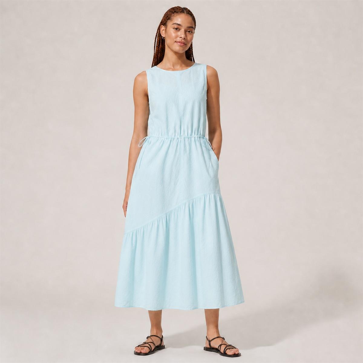 Robe bleu clair longue à volants portée de face