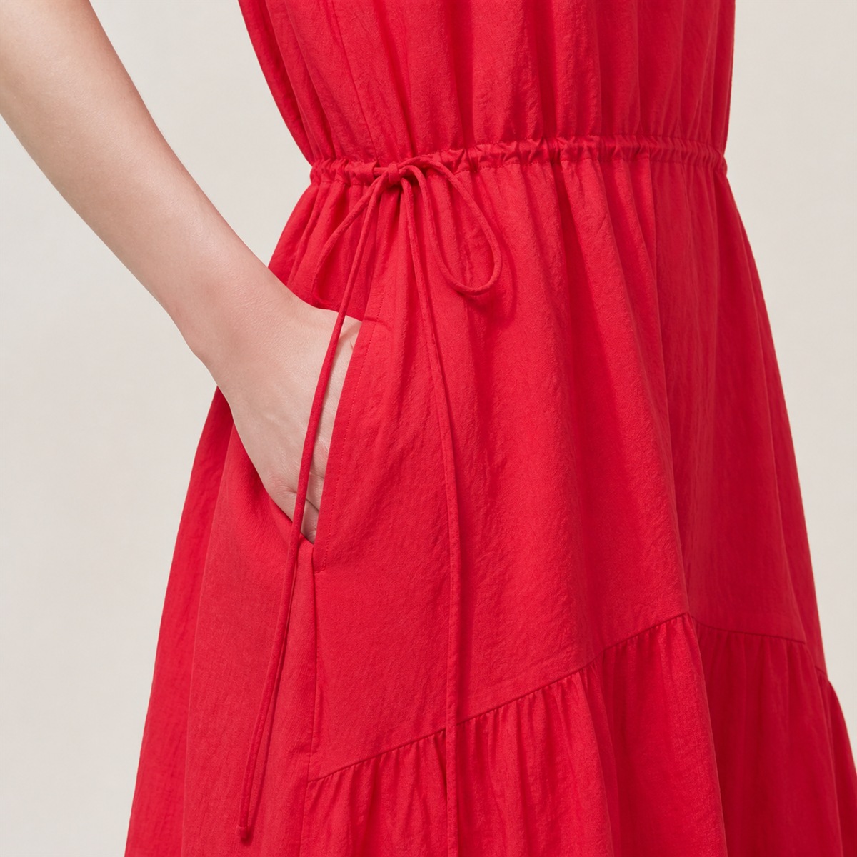 Détail de la taille ajustable et de la poche latérale