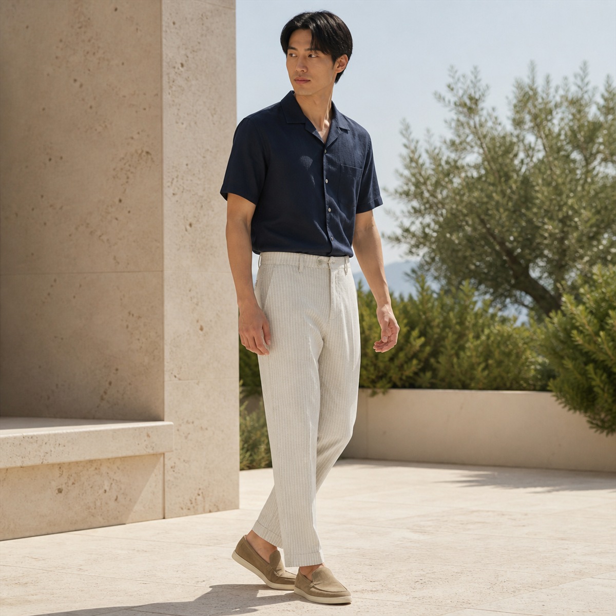 Pantalon droit rayé porté de trois quarts