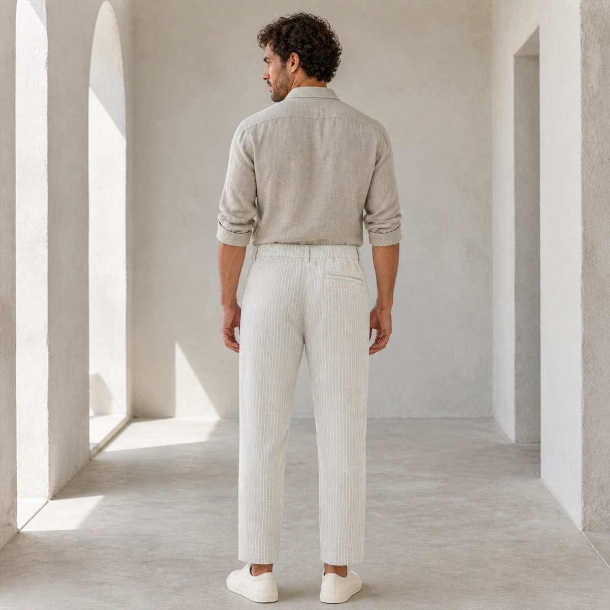 Pantalon droit rayé porté de dos